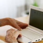 Ajudar os idosos a aprender novas tecnologias tem impacto