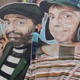 Artista cria mural em homenagem a Chespirito em SP