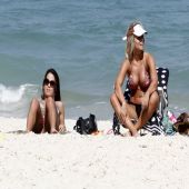 De fio-dental, Pérola Faria e Carol Guarnieri curtem praia no Rio 