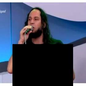 Gabriel, o Pensador usa camiseta do Chaves em programa de TV