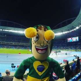 Grupo de torcedores Chapolins Brasileiros presenteia atletas com bonecos