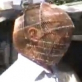 Homem turco enjaula a cabeça para deixar de fumar (com video)