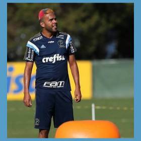 Jogador Alecsandro do Palmeiras ganha uma bola quadrada