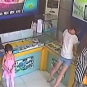 Menina de 6 anos roubando ipad em uma loja