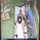 Médico bate em paciente imobilizado na cama