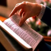 Pastor vai a julgamento por ler a bíblia em público
