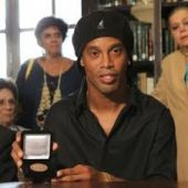 Polêmica - Ronaldinho Gaúcho Recebe Medalha da Academia Brasileira de Letras