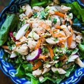 Saiba como fazer uma salada de atum asiática