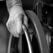 Tetraplégico volta a andar aos 71 anos após orar a deus pedindo