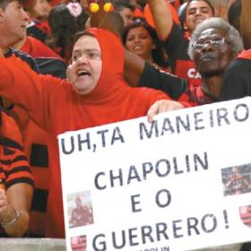 Torcedor do Flamengo vestido de Chapolin Colorado