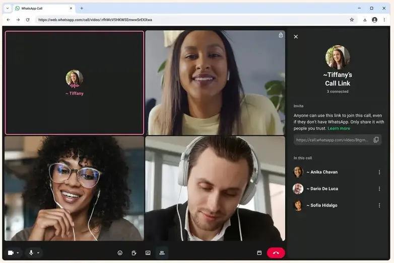 Chamada de vídeo no WhatsApp no navegador com quatro participantes e lista lateral de convidados.